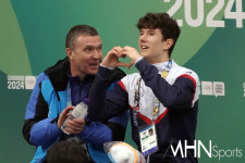 [mhn포토] 하가람 아담 2위 하트 날리며