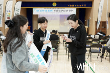 [mhn포토] 한설희 문래초등학교 학생들에게 사인