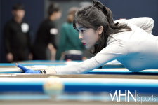 [mhn포토] 정수빈 샷을 성공시킨다