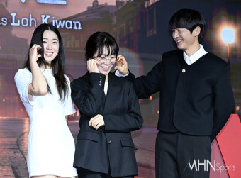 [mhn포토] '로기완' 송중기 '감독님 볼하트'