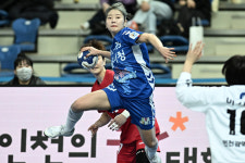[핸드볼 H리그] 우빛나 10골! 서울시청이 인천광역시청 1점 차 꺾어