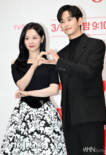 [mhn포토] 김지원-김수현 '잘 어울리는 한쌍'