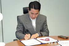 [mhn포토] 계약서에 사인하는 안강건설 안재홍 회장
