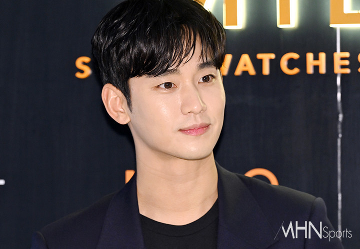 김수현과 김새론 모친 사진 공개 논란