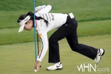 [mhn포토] 이예원 버디 볼 꺼내 들고