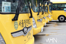 [mhn포토] 서울 정진학교 통학 차량 학생들 기다리며
