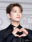 [mhn포토] 세븐틴 조슈아 귀여운 고양이 하트