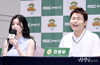 [mhn포토] 권은비 '실력은 비슷...포즈로는 전현무 이겨'