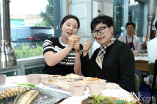 [mhn포토] 임희정, 사랑하는 어머니에게 한 입