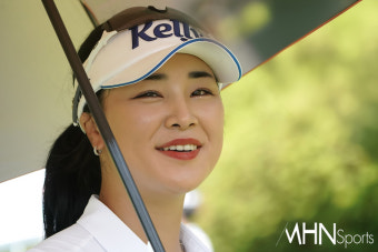 [mhn포토] 윤이나, 이예원과 라이벌 대결 미소로 해결한다