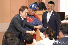 (주)엘에스씨푸드 서울국제고등학교 | [mhn포토] 조희연 교육감, 다문화 학생들과 하이파이브