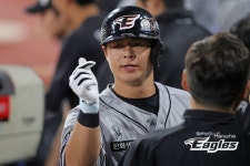 10점 차 삼진 포효, 결국 벤치클리어링에도 한화 위닝시리즈…4안타+4타점 황영묵 맹활약, 12-2 KT 꺾고 7위 등극 [수원에서mhn]