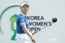 [mhn포토] 최가빈, 타구는 오른쪽이다