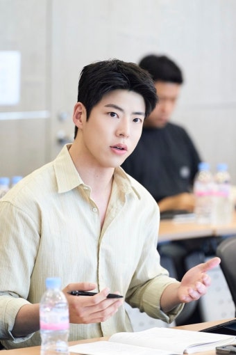 톱스타 고윤정X통역사 김선호...'이 사랑 통역 되나요?' 로코 호흡 맞춘다