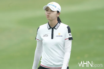 [mhn포토] 이가영, 빼꼼 롯데 오픈 우승까지 간다