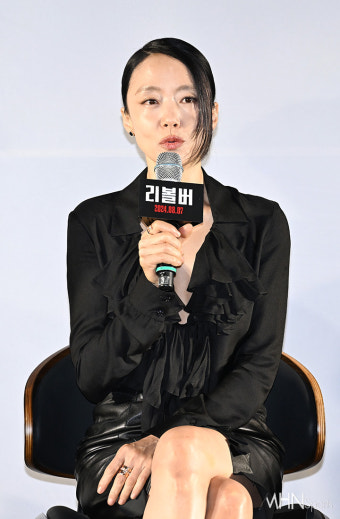 [mhn포토] 전도연 '리볼버로 만나요'