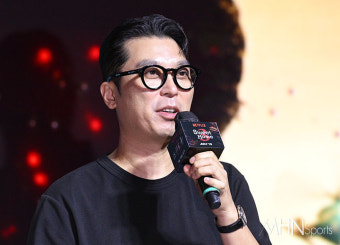 [mhn포토] 인사말하는 '스위트홈3' 이응복 감독