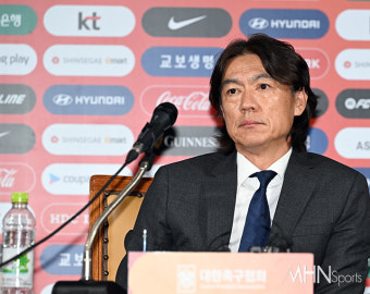 준비한 연설문에서 눈 못 떼고...홍명보 감독 