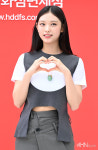 [mhn포토] 뉴진스 해린 고양이 하트