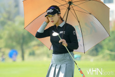 [mhn포토] 윤이나, 꼼꼼하게 보다
