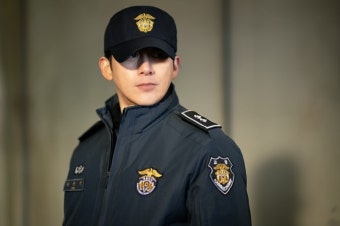 교도관, 변호사, 가석방 심사관...뭘 해도 잘생긴 고수 (가석방 심사관 이한신)