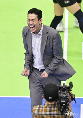 [mhn포토] 고희진 감독 '12연승의 기쁨'