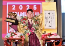 모래 위 괴물 김민재, 설날 씨름대회 백두장사 등극...통산 13번째