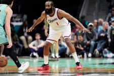 하든, NBA 역사 새로 썼다! 2만5천점-8천어시스트 대기록 달성 - 클리퍼스 승리 견인