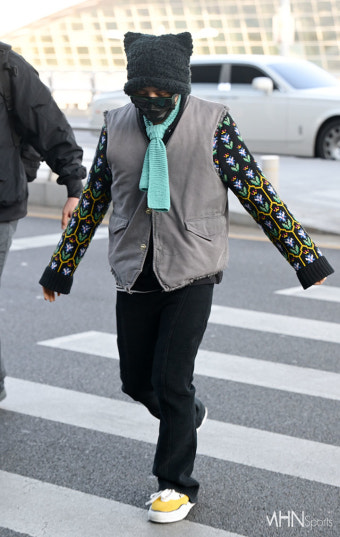 출국하는 지드래곤 '폴짝'