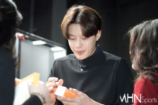 [mhn포토] 세븐, 찾아 온 팬들에게 사인