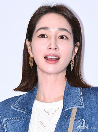 이민정, 이병헌 '내 남편은 내가 챙긴다...청청룩도 미모로 승부'