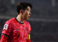 2025년 첫 A매치 효과 없었다...4연임 정몽규 회장 직접 지켜본 오만전 매진 실패
