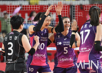 [mhn포토] 흥국생명 듀스 접전 끝 2세트 승리