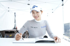 에이브이포토사인 | [mhn포토] 유현주, 포토북에 사인 척