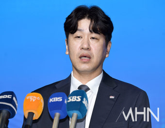 [mhn포토] '폭행 혐의 피소' 김종민 감독 '왜곡된 내용 많아...바로잡고 싶다'