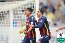 이현용 극장 결승골 수원FC, 김천 상대 3-2 승리...8경기만에 시즌 첫 승 신고