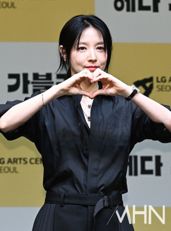 이영애, 32년 만에 연극 헤다 가블러로 돌아와 호평 받는다
