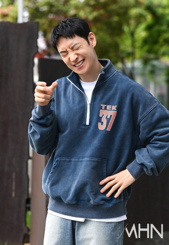 [포토] 이제훈 '소주전쟁 기가막히네'