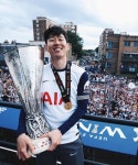 손흥민, 'UEL 우승 메달' 걸고 금의환향...첫 우승에 활짝 웃었다