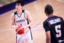 '여준석 코트 복귀' 한국, 괌에 33점차 대승→아시아컵 8강 진출...14일 중국과 맞대결