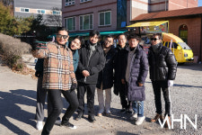 [mhn포토] 쌀 한 포대 연탄 한 장의 기적 실천 전 기념 촬영