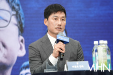 [mhn포토] 이정효 감독, 경기장에서 좋은 축구 위해 집중할거에요