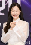 변요한♥ 티파니, 깜짝 근황 공개... 큰 꽃다발 받아