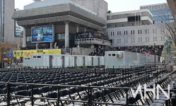 [포토] BTS 컴백 현장에 설치된 이동식 화장실과 좌석