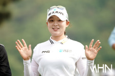[mhn포토] 마서영, 환한 미소로 출발