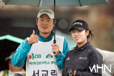 [mhn포토] 서교림, 캐디 전병권 엄지 척 우리 선수 최고에요