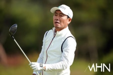 [mhn포토] 강성호, 우측 조금만