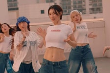 기독교 노래에 크롭 티·섹시 댄스…가희, CCM 곡에 과한 선정성 갑론을박 [MHN:픽]