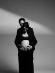 '44세 임신' 女배우, 만삭 화보서 크롭톱 입고 'D라인' 드러내→배에 입맞춤 '쪽' [MHN:피드]