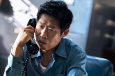 유해진, 1974년 영부인 저격 사건 추적한다…긴장감 폭발한 이 작품 ('암살자들')